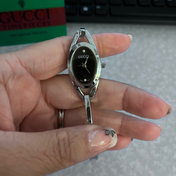 Authentic Gucci watch in EUC with 2 diamond markers❤️❤️ - Picture 2 of 8